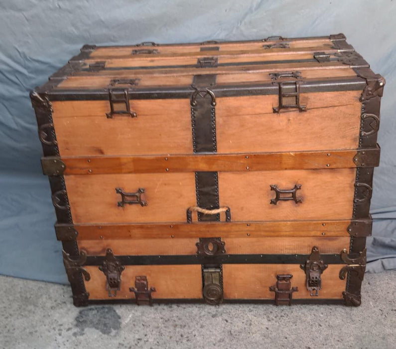 EARLY 20TH CENTURY THEATRE STEAMER-STYLE TRUNK