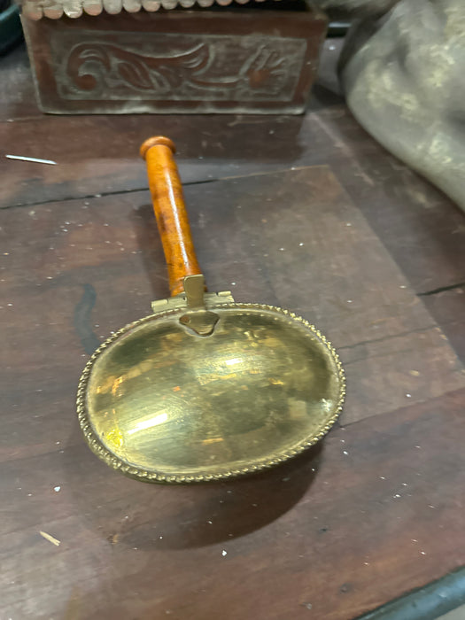 BRASS OVAL CRUMB CATCHER WITH WOOD HANDLE