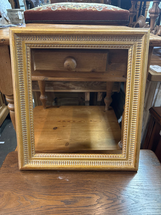SMALL GOLD RIBBED FRAME