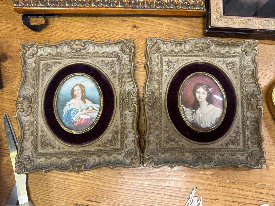 1 ONLY FROM PAIR VINTAGE SMALL OVAL PORTRAITS IN ORNATE RESIN FRAME