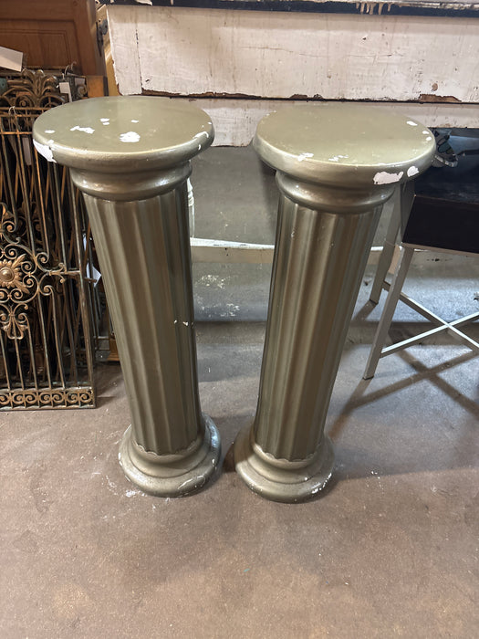 ONE ONLY GREEN CHAULK PEDESTAL
