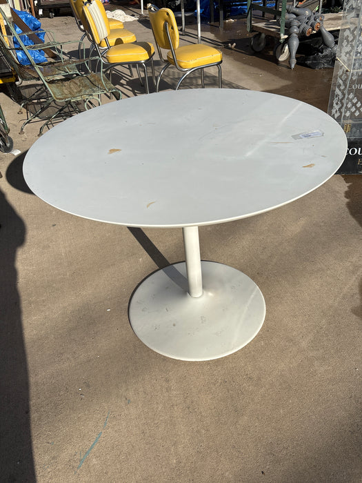 WHITE MIDCENTURY MODERN STYLE ROUND TABLE