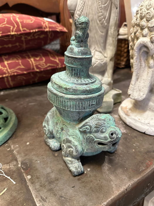 SMALL METAL FOO DOG CENSOR WITH GREEN PATINA