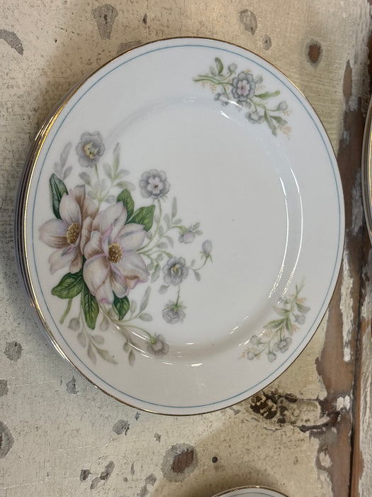 18 PLACE SETTINGS OF JAPANESE CHINA ROCHELLE PATTE, INCLUDES 6 DINNER, SALAD AND BREAD PLATES