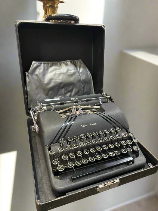 VINTAGE TYPEWRITTER IN CASE