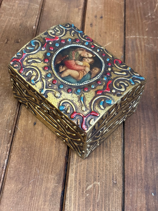 MEDIUM GOLD, RED AND BLUE DOMED FLORENTINE BOX WITH PORTRAIT OF FAMILY