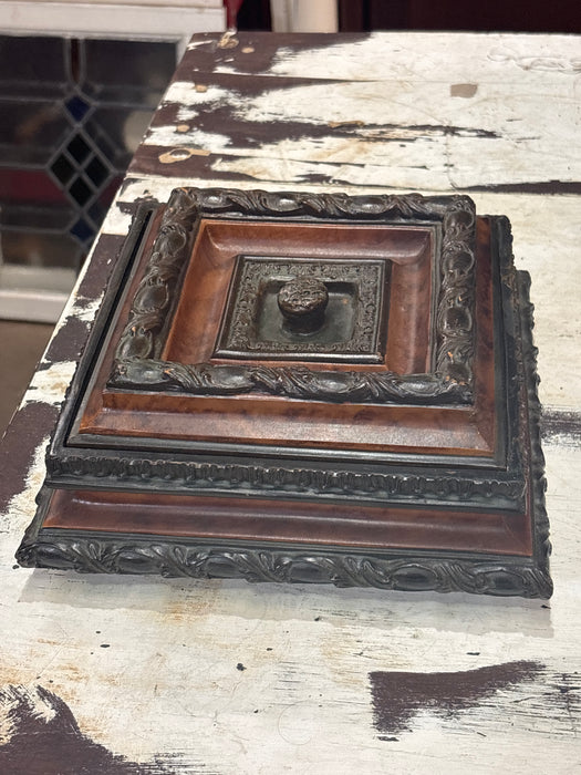 ORNATE SQUARE BOX WITH LIFT LID