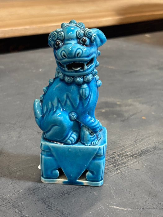 SINGLE SMALL HAPPY BLUE FOO DOG ON RECTANGLE BASE