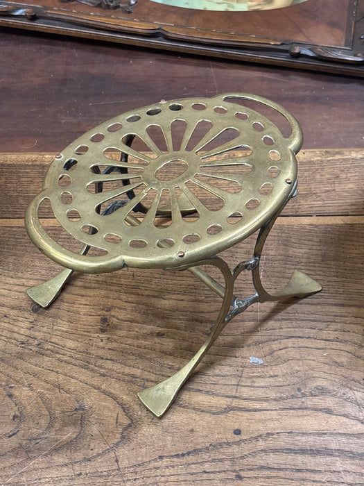 OVAL BRASS KETTLE STAND WITH HANDLES