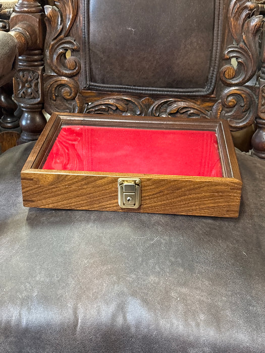 SMALL SHOWCASE BOX WTH KEY