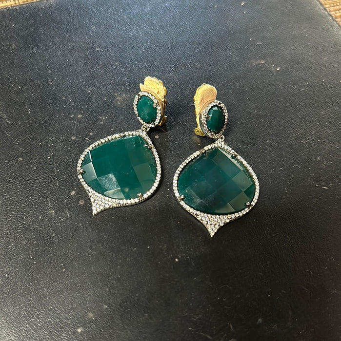 PAIR OF GREEN EARRINGS