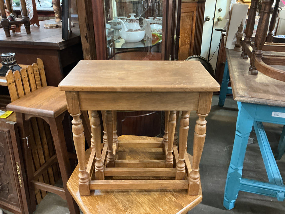 SET OF 3 MEDIUM BROWN OAK NESTING TABLES