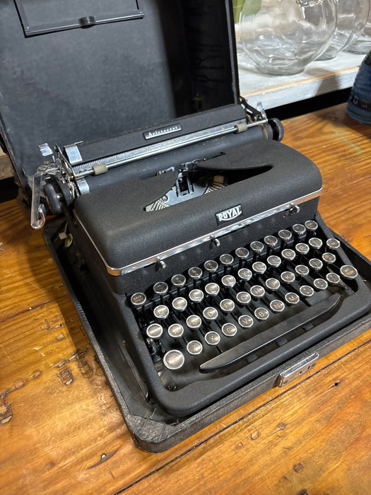 BLACK ROYAL ARISTOCRAT TYPE WRITER - AS FOUND