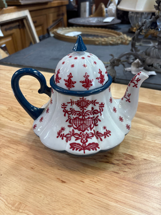 NOT OLD CHINESE BLUE AND WHITE TEA POT