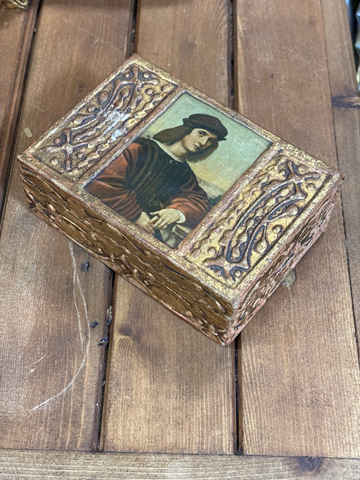MEDIUM GOLD FLORENTINE BOX WITH PORTRAIT OF MAN