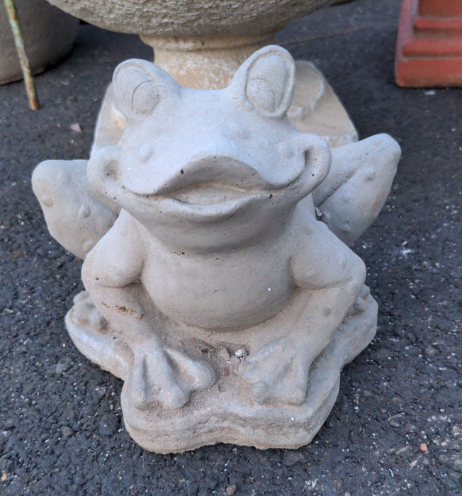 SMALL CONCRETE FROG