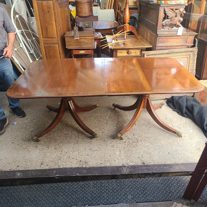 19TH CENTURY SHERATON DINING TABLE AND TWO LEAVES