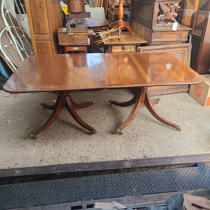 19TH CENTURY SHERATON DINING TABLE AND TWO LEAVES