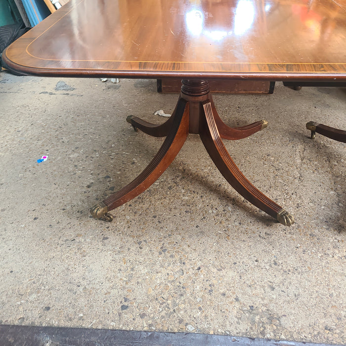 19TH CENTURY SHERATON DINING TABLE AND TWO LEAVES