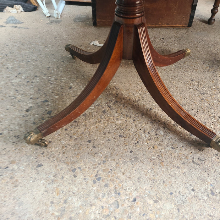 19TH CENTURY SHERATON DINING TABLE AND TWO LEAVES