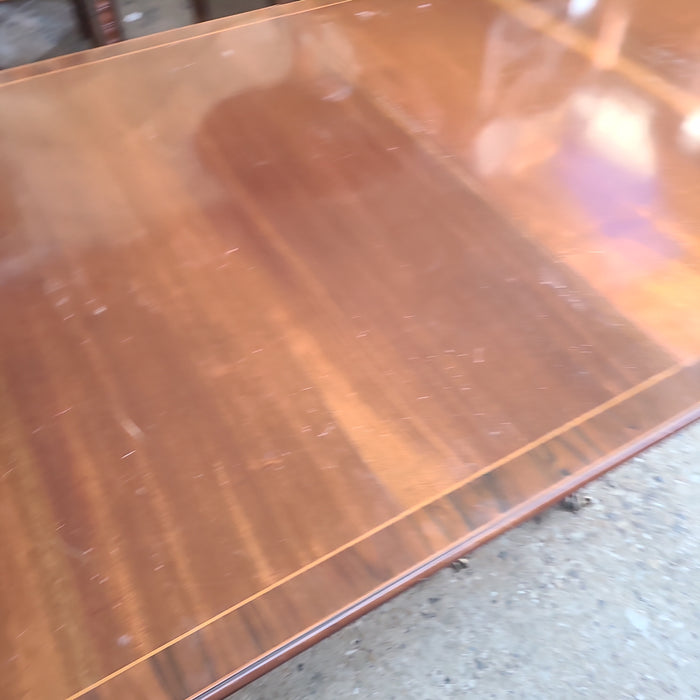 19TH CENTURY SHERATON DINING TABLE AND TWO LEAVES