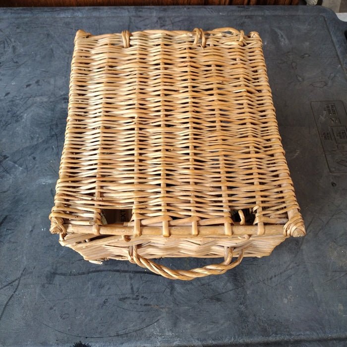 VINTAGE RECTANGULAR WICKER BASKET WITH LID