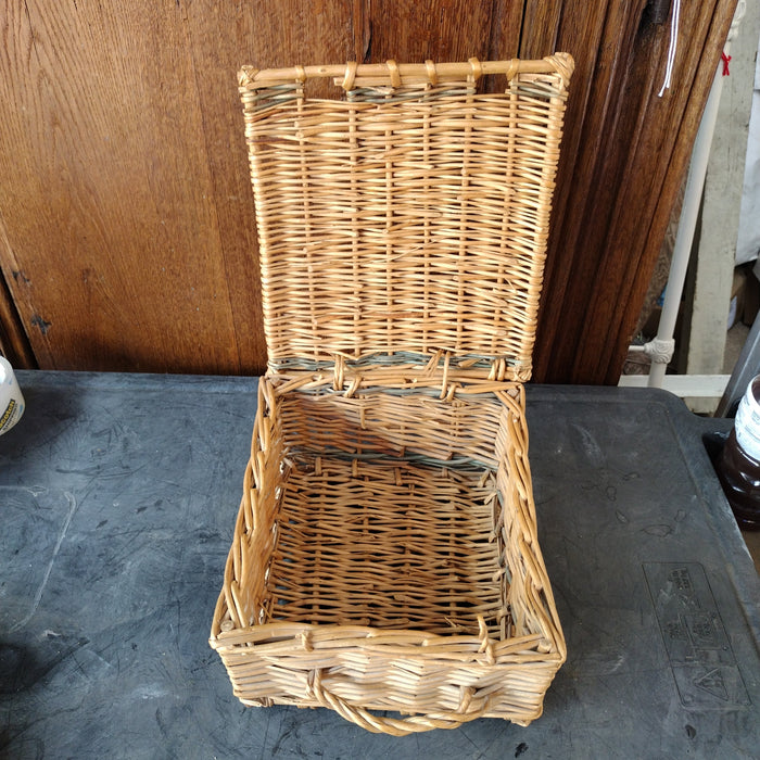 VINTAGE RECTANGULAR WICKER BASKET WITH LID