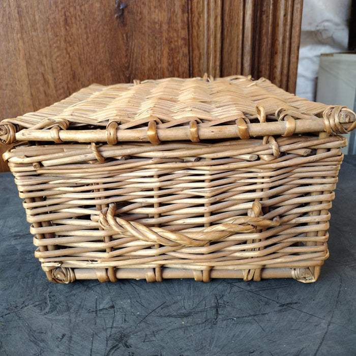 VINTAGE RECTANGULAR WICKER BASKET WITH LID