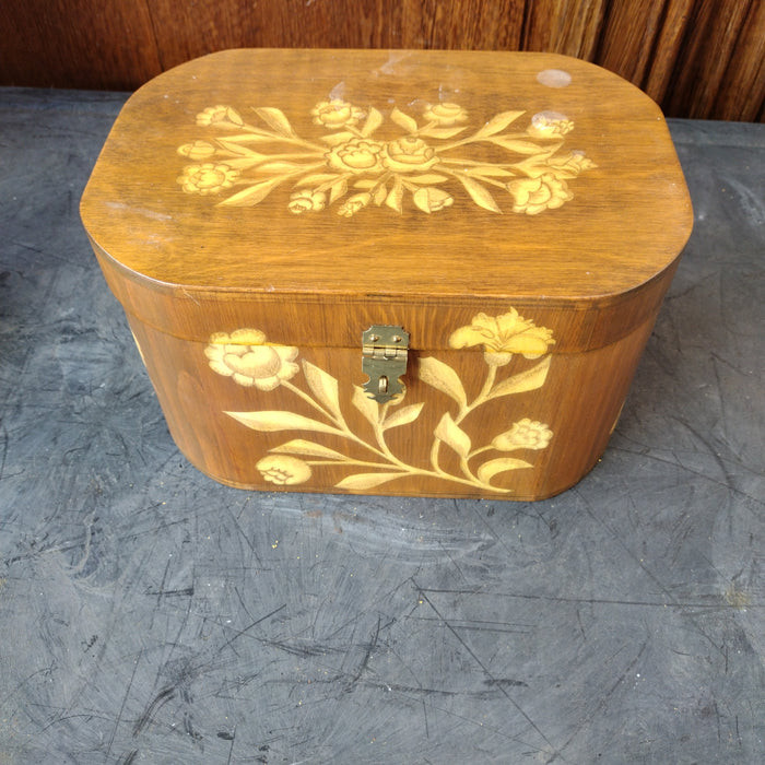 VINTAGE OVAL WOOD BOX WITH FLORAL DECORATIONS