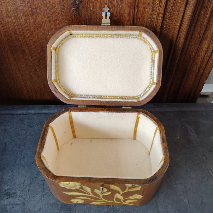 VINTAGE OVAL WOOD BOX WITH FLORAL DECORATIONS