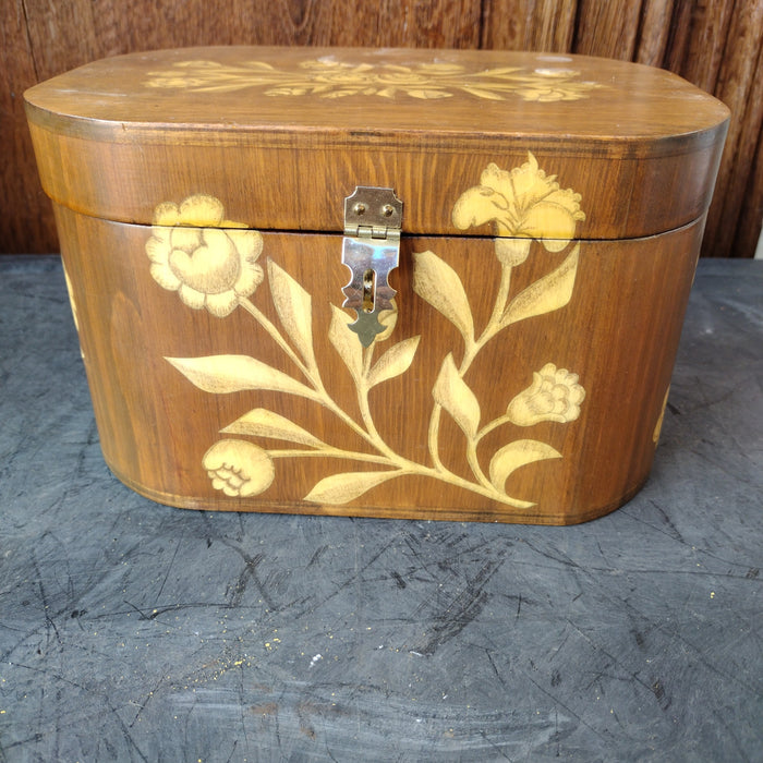 VINTAGE OVAL WOOD BOX WITH FLORAL DECORATIONS