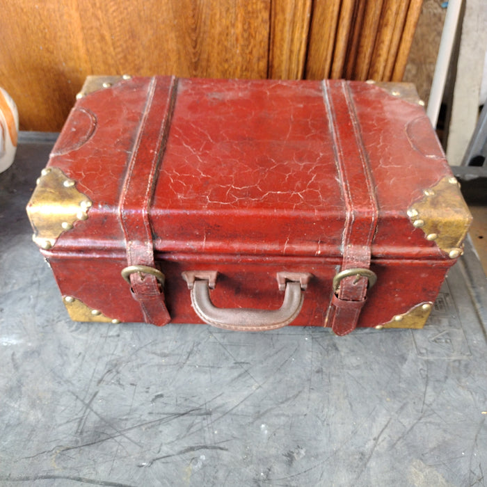 VINTAGE LOOKING SMALL TRUNK SUITCASE