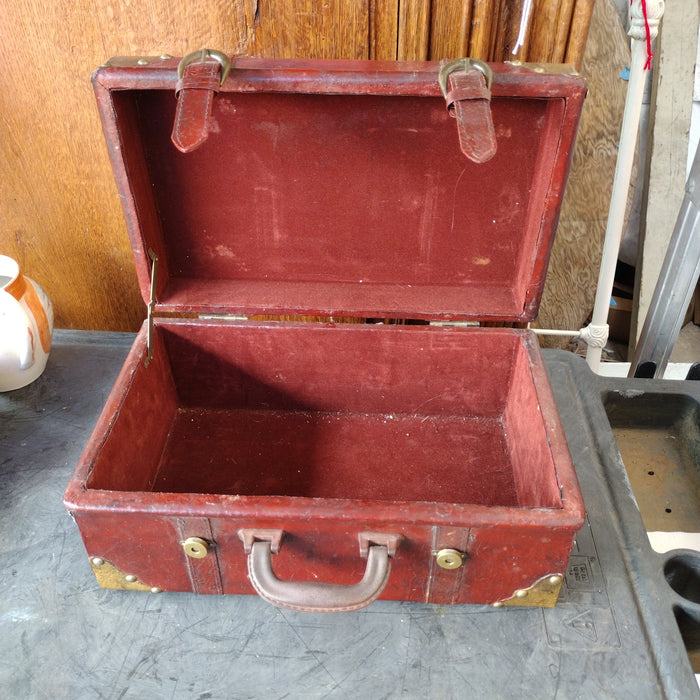 VINTAGE LOOKING SMALL TRUNK SUITCASE