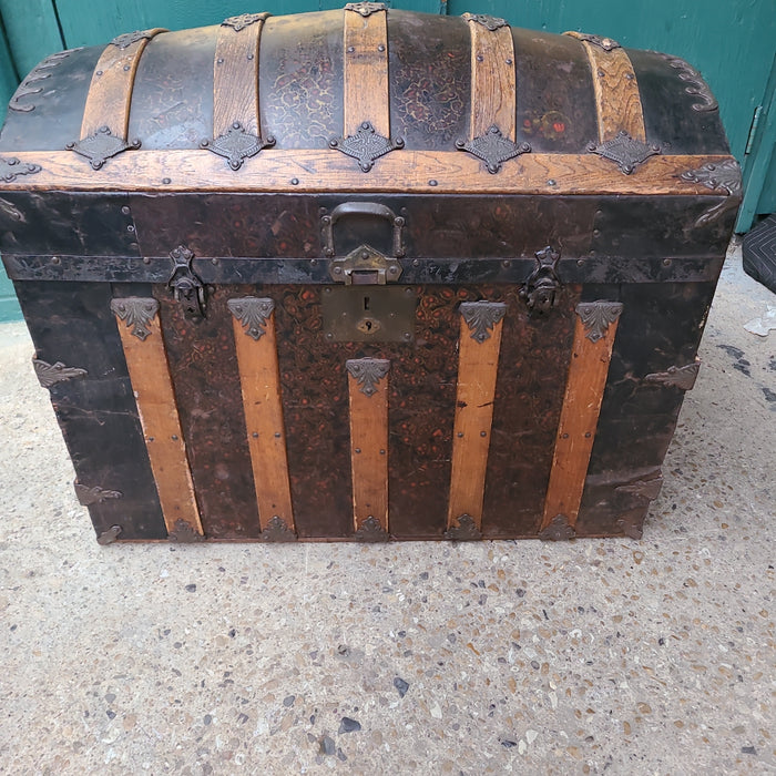 HUMPBACH STEAMER TRUNK FROM TURN OF THE CENTURY 3398