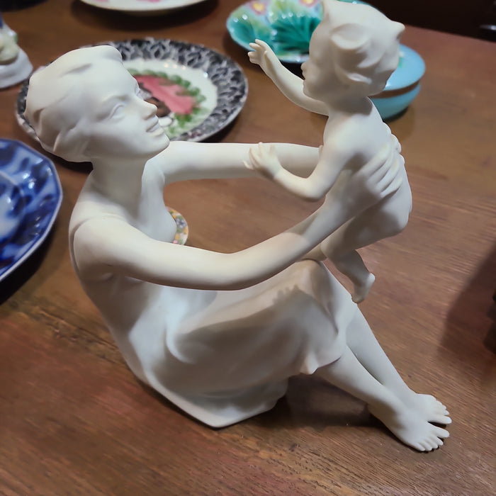 KAISER GOLDEN CROWN MOTHER WITH CHILD E AND R