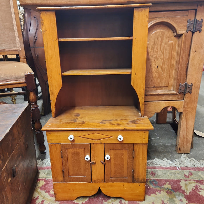 TOY HUTCH