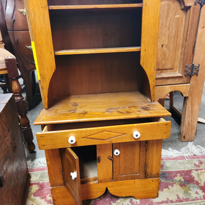 TOY HUTCH