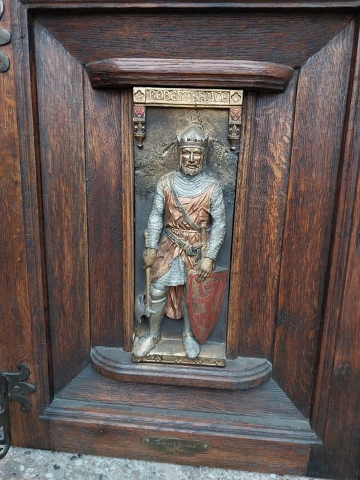 PAIR OF OAK DOORS WITH METAL FIGURES OF KING RICHARD AND ROBERT BRUCE