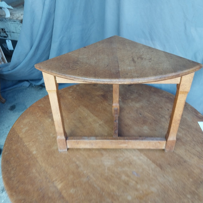 ROUND OAK COFFEE TABLE WITH WEDGE SIDE TABLES