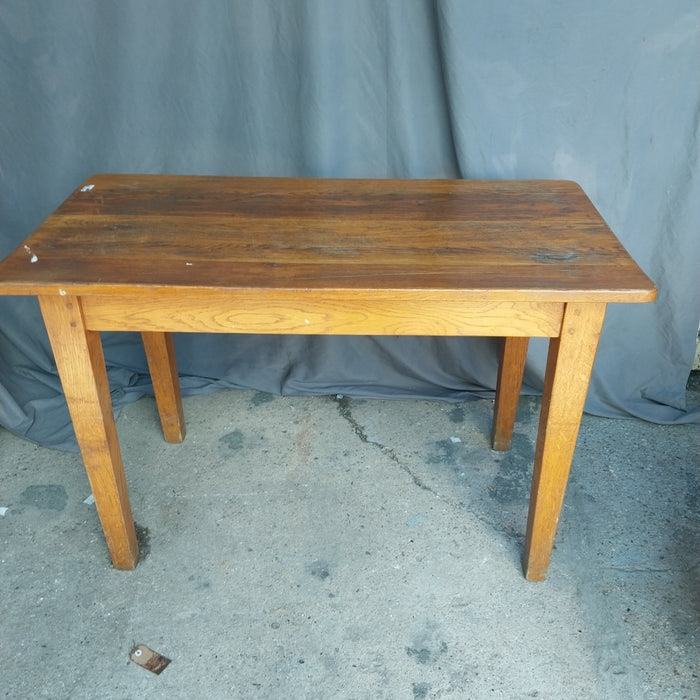 EACH TAPERED LEG PEGGED SMALL OAK TABLE 1 OF 2