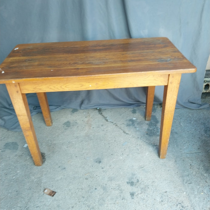 EACH TAPERED LEG PEGGED SMALL OAK TABLE 1 OF 2