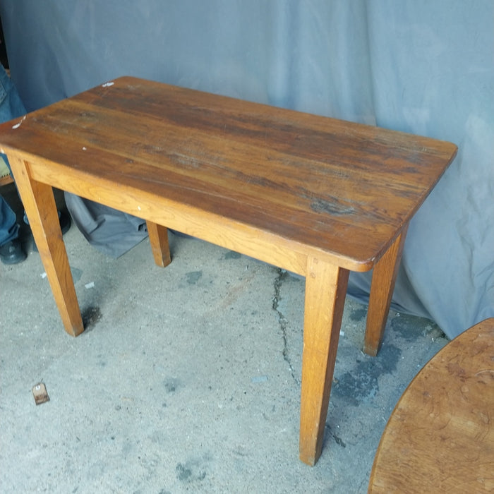 EACH TAPERED LEG PEGGED SMALL OAK TABLE 1 OF 2