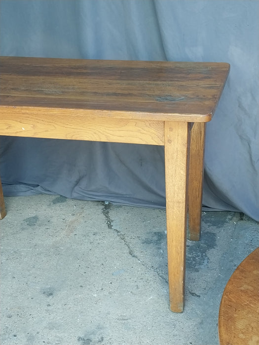 EACH TAPERED LEG PEGGED SMALL OAK TABLE 1 OF 2