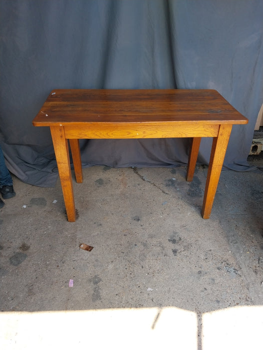 EACH TAPERED LEG PEGGED SMALL OAK TABLE 1 OF 2