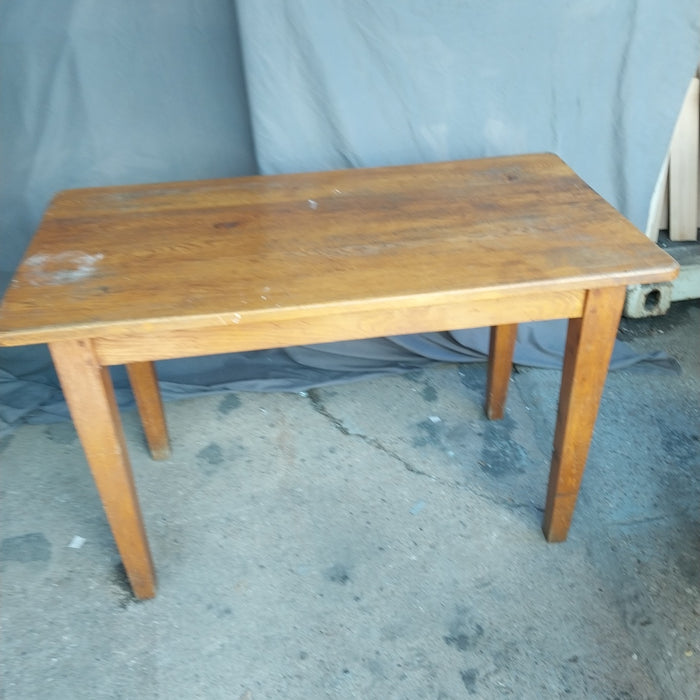 TAPERED LEG PEGGED SMALL OAK TABLE 1 OF 2