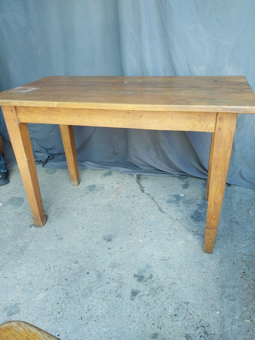 TAPERED LEG PEGGED SMALL OAK TABLE 1 OF 2