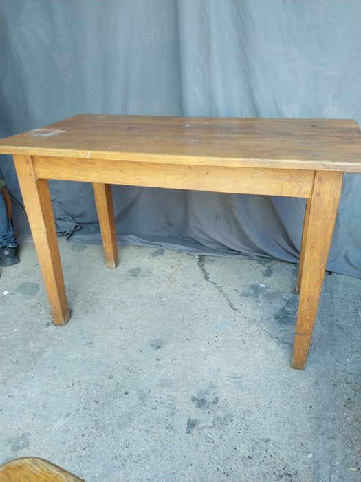 TAPERED LEG PEGGED SMALL OAK TABLE 1 OF 2