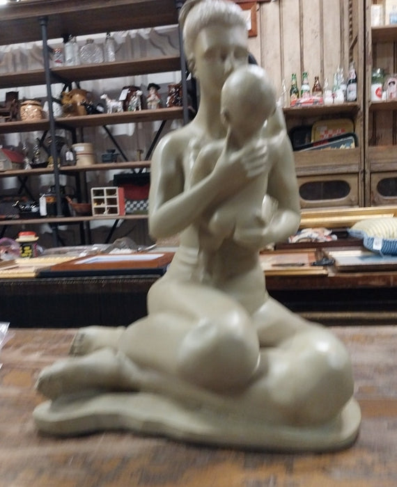 COMPOSITION MOTHER AND CHILD STATUE