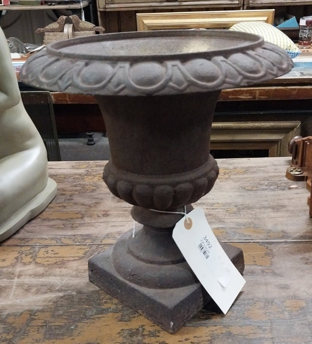 MEDIUM CAST IRON URN PLANTER