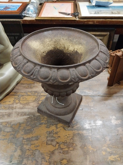 MEDIUM CAST IRON URN PLANTER